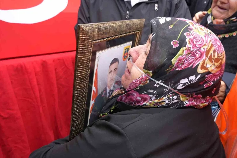 Cenazede yürek burkan feryat, anne şehit oğlunun fotoğrafına sarıldı: 