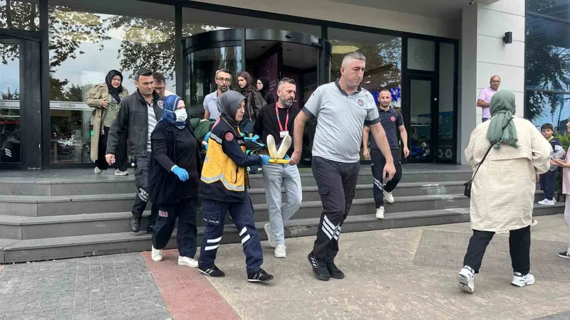 Alışveriş merkezinin merdiveninden düşen yaşlı kadın yaralandı
