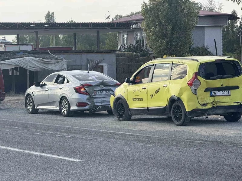 Iğdır’da 3 araç birbirine girdi
