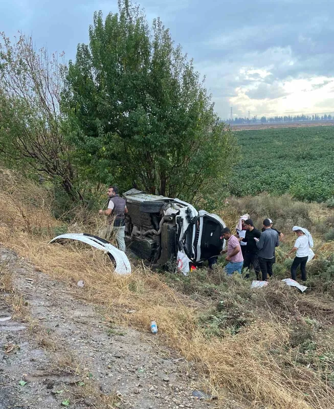 Takla atıp şarampole devrilen genç sürücü hayatını kaybetti
