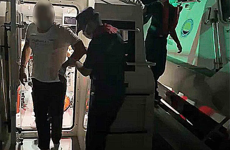 Fethiye’de ticari yatta rahatsızlanan vatandaşa Sahil Güvenlikten tıbbi tahliye
