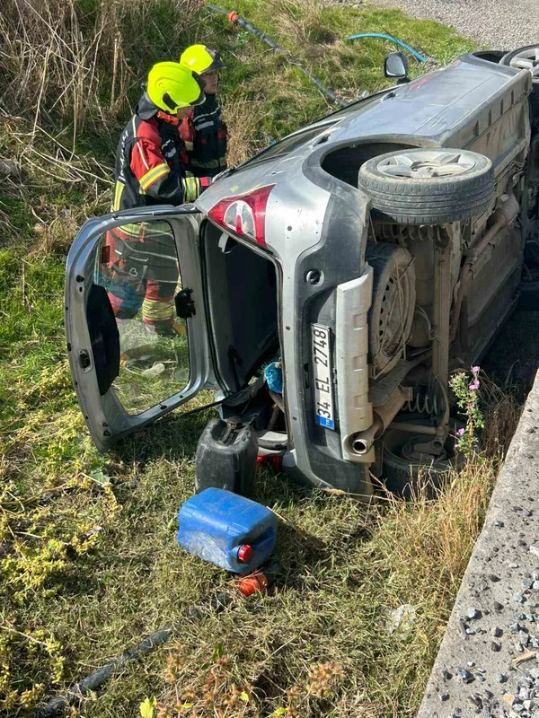 Burhaniye’de otomobil köprüden dereye devrildi
