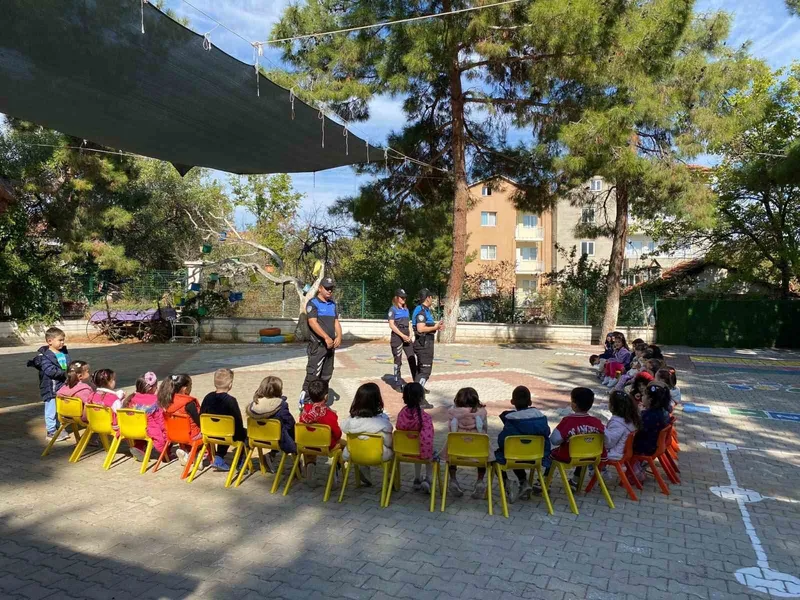 Acıpayam’da miniklere polis sevgisi, vatandaşa ise dolandırıcılık anlatıldı
