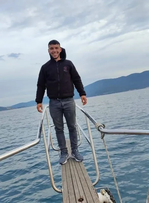 Gece kaza yapan iki gencin cenazesi sabah bulundu
