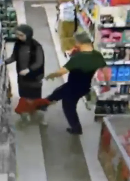 Markette küçük çocuğu tekmeleyen adam kameraya yansıdı
