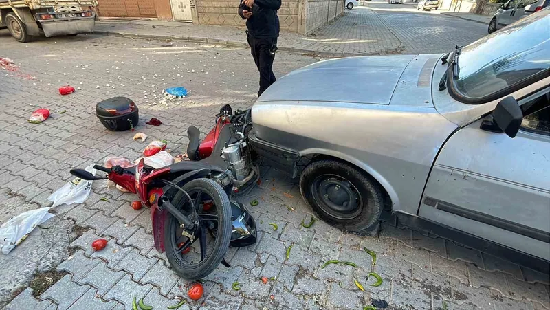 Motosiklet sürücüsünün yaralandığı kazada sebzeler yola saçıldı

