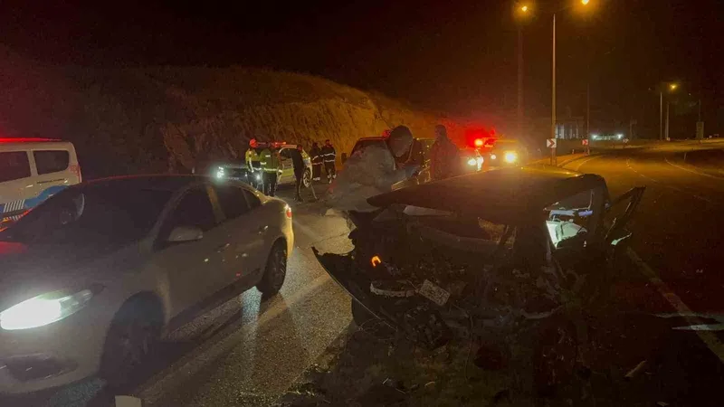 Yozgat’ta aydınlatma direğine çarpan otomobilin sürücüsü hayatını kaybetti
