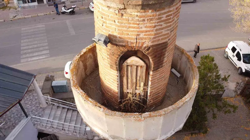 Şahruh Bey’den kalan 5 asırlık minare dron ile görüntülendi
