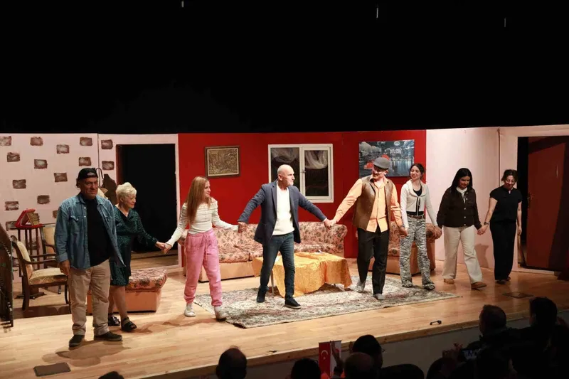 ‘Babam Geri Döndü’ Keçiören’de tiyatro severlerle buluştu
