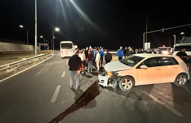 Erzurumpor oyuncularını taşıyan otobüs ile otomobil çarpıştı: 1 kişi yaralandı
