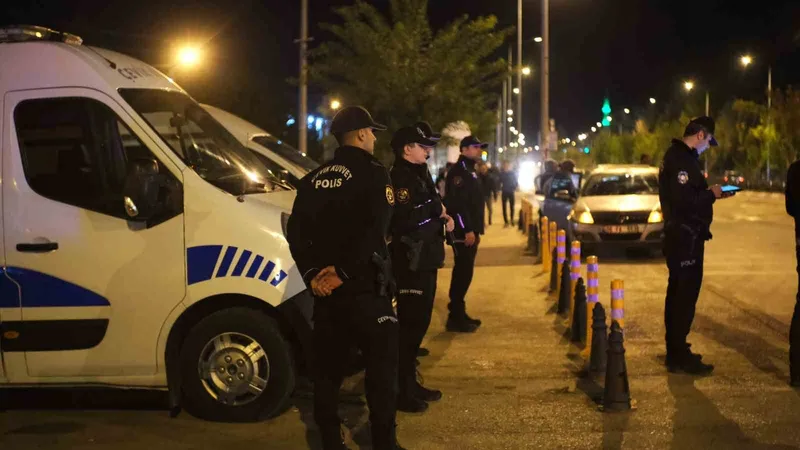 Polisten üniversite çevresinde asayiş ve trafik uygulaması
