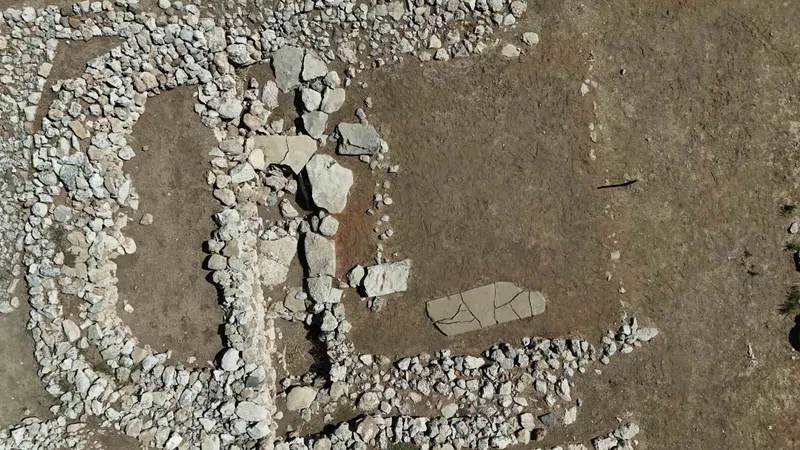 Tarihteki ilk musalla taşının bir parçası 12 bin yıllık Çayönü’ndeki Kafataslı yapıda, diğer parçası Diyarbakır Müzesi’nde sergileniyor
