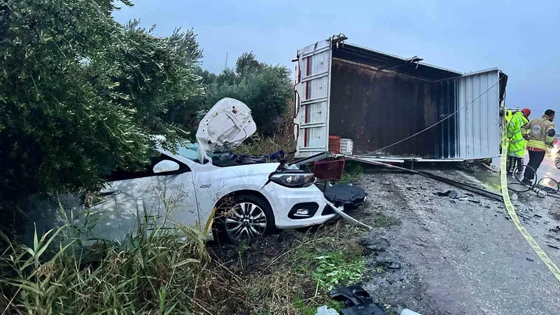Alaşehir’de kontrolden çıkan kamyonet dehşet saçtı: 2 ölü 3 yaralı
