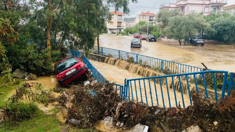 Foça sular altında kaldı: Araçlar sürüklendi, evleri su bastı!
