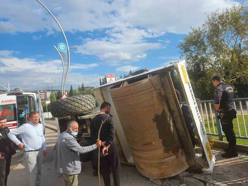 Tırın üstündeki asfalt silindiri yola devrildi: 1 yaralı
