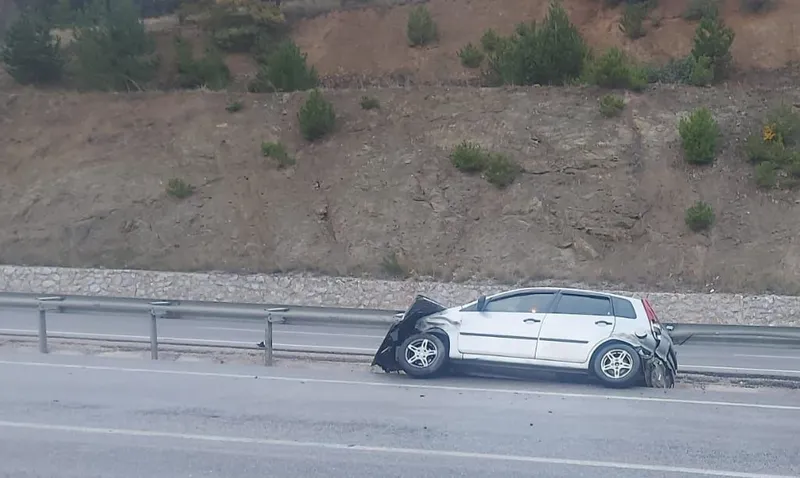 Bariyerlere çarpan otomobilde 2 kişi yaralandı
