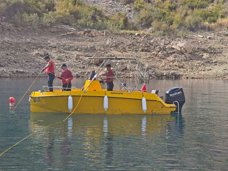 Baraj gölünde kaybolan İrlandalı turisti arama çalışmaları 4. gününde devam etti: Sualtı dron ve robotla arandı
