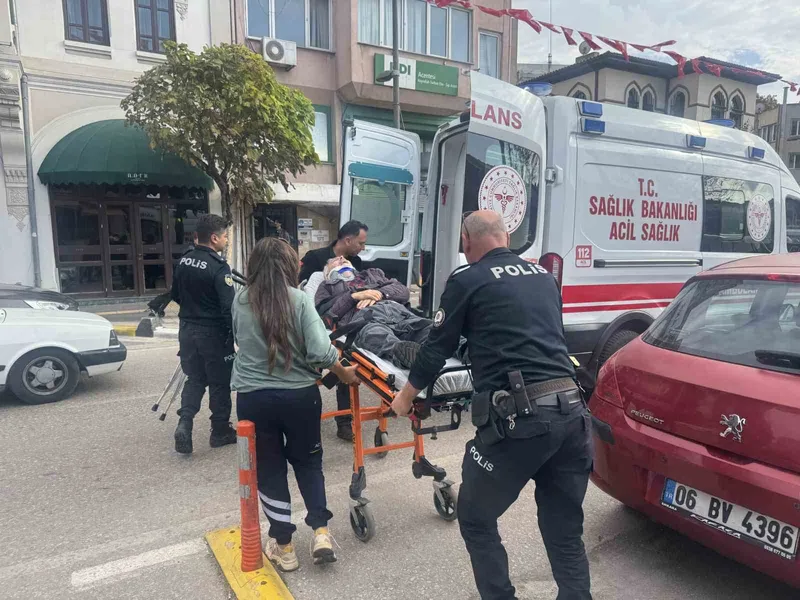 Bandırma’da yaşlı adam fenalaşarak hastaneye kaldırıldı
