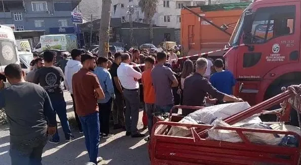 Yolun karşısına geçerken kamyonun altında ezilen 71 yaşındaki adam öldü
