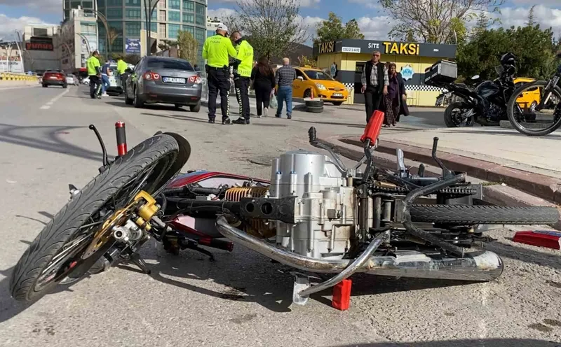Otomobil ile motosiklet çarpıştı: 1 yaralı
