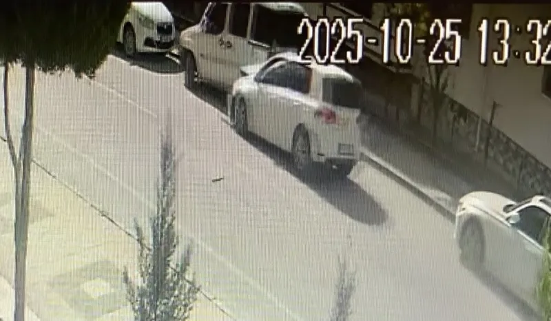 Otomobil park halindeki araçlara çarptı

