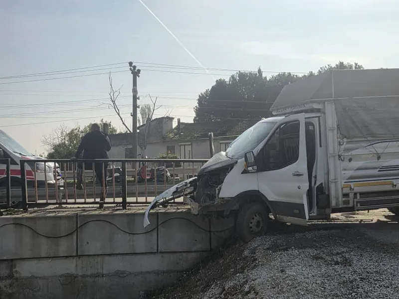 Kontrolden çıkan kamyonet köprü demirlerine saplandı
