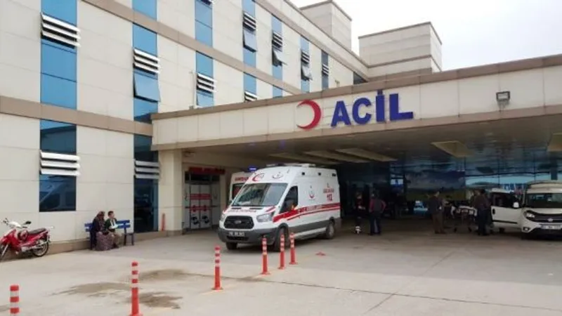 İki motosiklet kafa kafaya çarpıştı: 3 ağır yaralı
