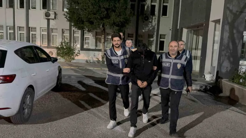 İki vatandaşı 1 milyon 800 bin TL dolandırdılar, polisin takibiyle yakalandılar
