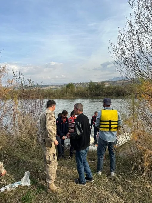 Murat Nehri’nde mahsur kalan vatandaşlar kurtarıldı
