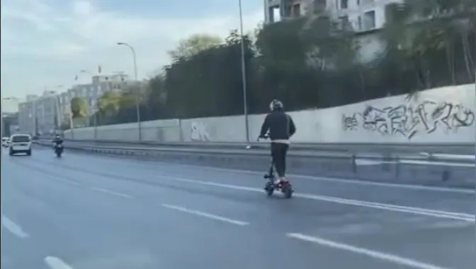 Bayrampaşa’da elektrikli scooter’la tehlikeli yolculuk kamerada
