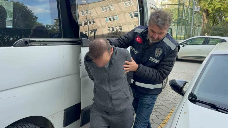 Uyuşturucu ticaretinden gözaltına alınan iki kişi adliyeye sevk edildi
