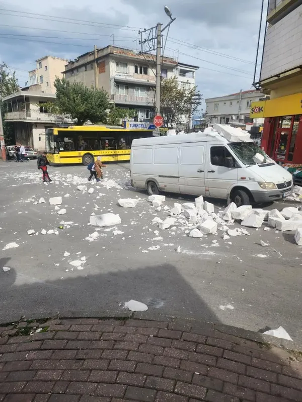 Bursa’da fırtına ağaçları devirdi, çatıları uçurdu
