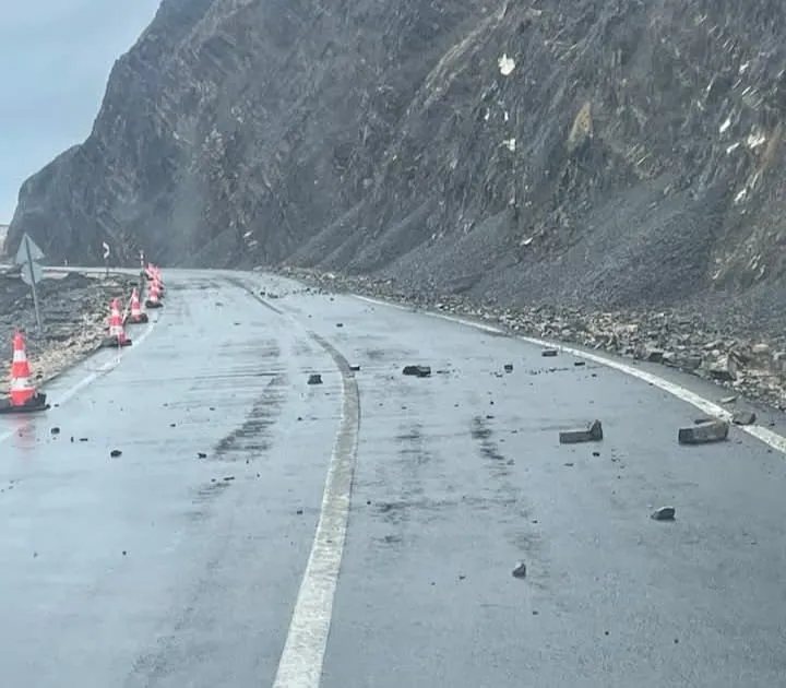 Şarköy’de yamaçtan düşen kayalar tehlike saçıyor
