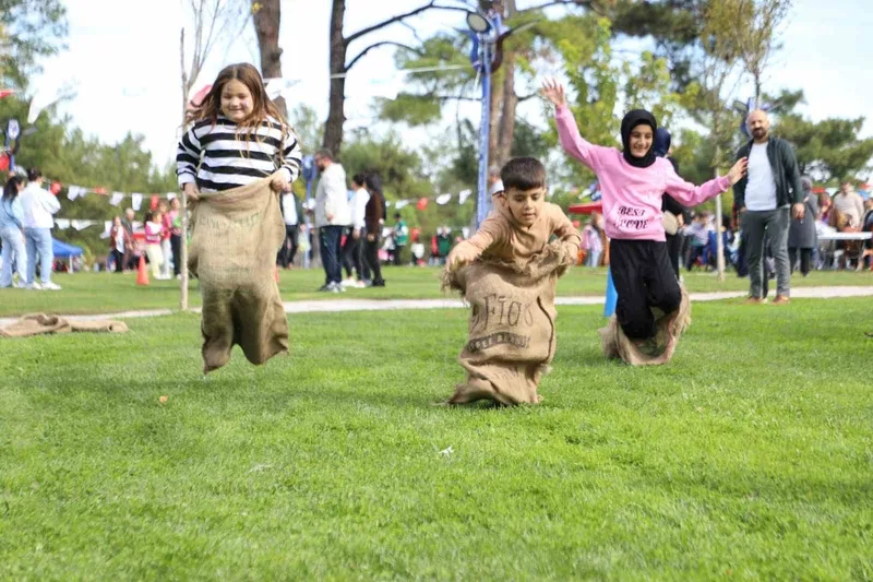 Çocuklar cumhuriyet etkinliğinde gönüllerince eğlendi
