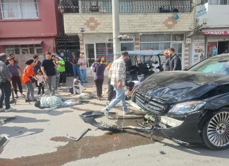 Otomobil ile golf aracı çapıştı: 2’si ağır 3 yaralı
