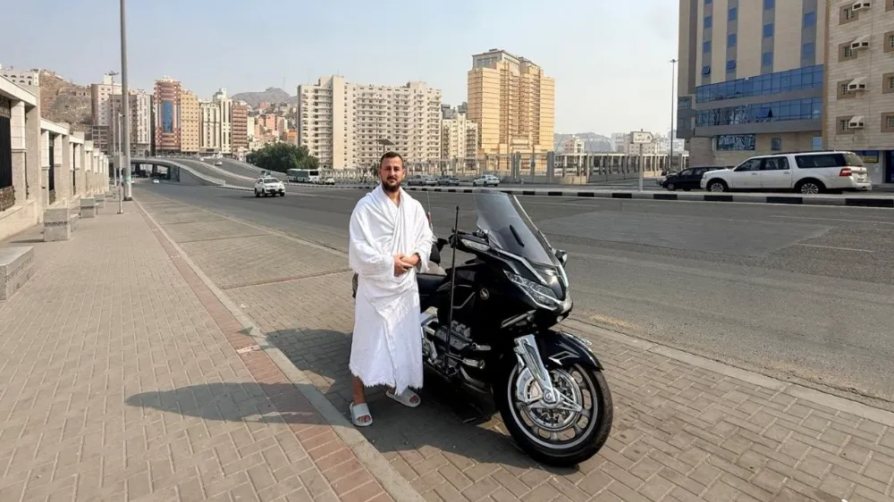 Motosikletle umreye gitti: 15 bin kilometre yol yaptı