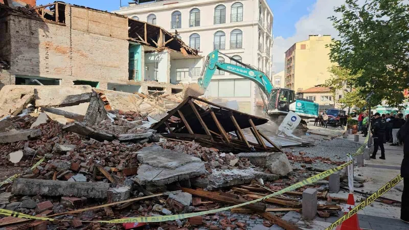 Sındırgı’da yıkılan binaların enkazı kaldırılıyor
