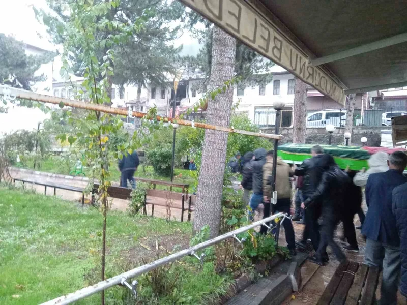 Eşi tarafından öldürülen 3 çocuk annesi kadın son yolculuğuna uğurlandı
