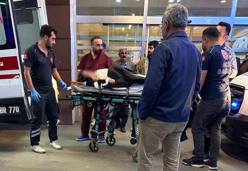 Bıçağı karnına saplayarak ağır yaralandı
