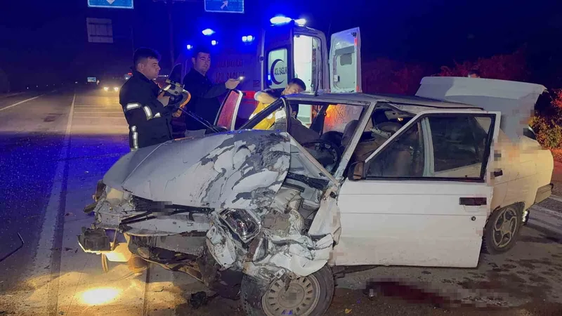 Araçta sıkışan yaralılar kurtarıldı

