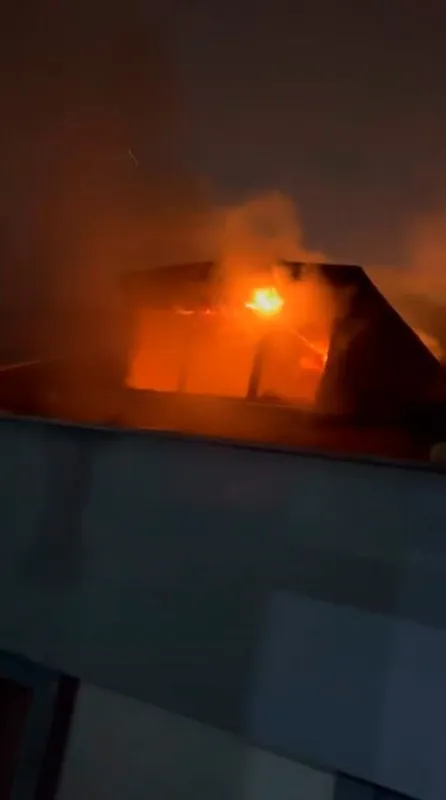 Başakşehir’de 4 katlı binanın çatı katında yangın paniği
