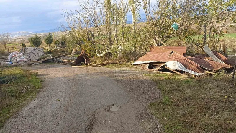 Beypazarı’nda fırtına nedeniyle ahırların çatıları uçtu
