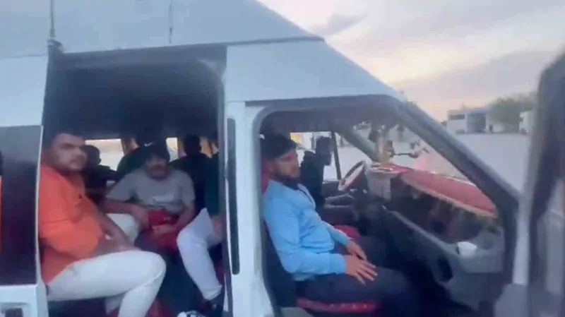 Hatay’da minibüs dolusu göçmen yakalandı
