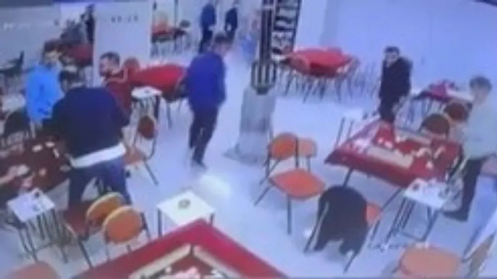 Deprem anında herkes kaçtı, onlar okey masasını bırakamadı