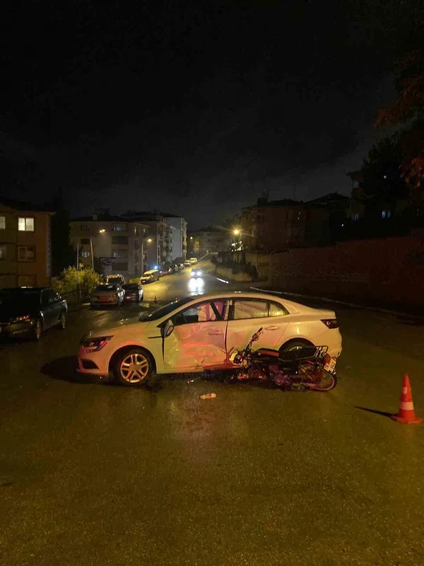 Otomobil ile motosiklet çarpıştı: 1’i ağır 2 yaralı
