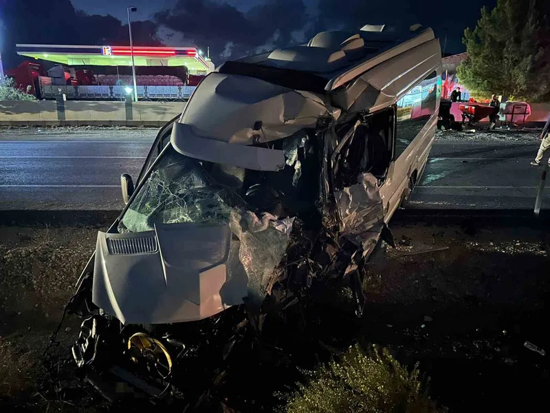 Diyarbakır’da yolcu minibüsü ile tanker çarpıştı: 1 yaralı

