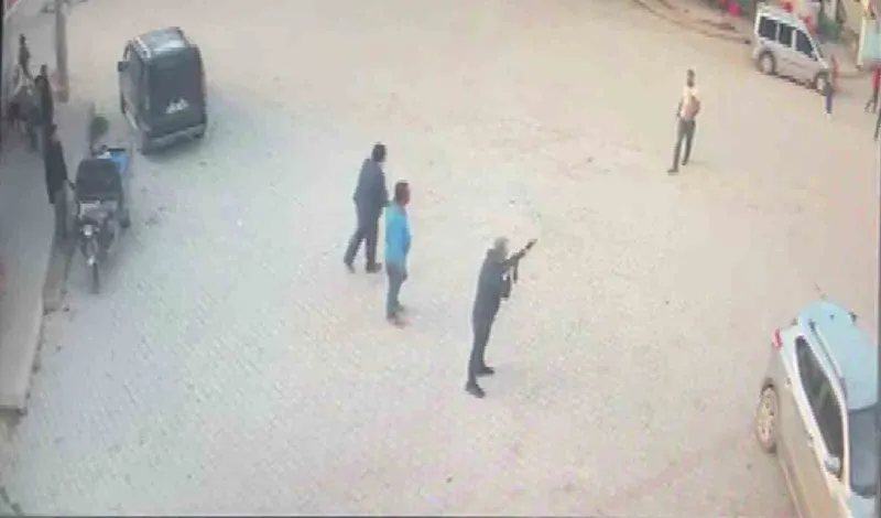 Kendisine silah doğrultan adamın üzerine yürüyüp bıçakla öldürdü
