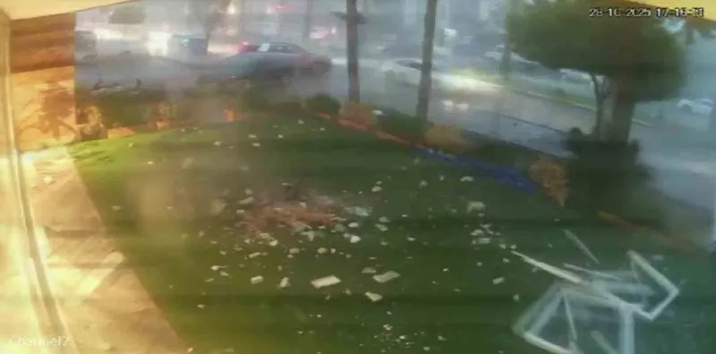 Tonlarca ağırlıktaki çatının fırtınada uçtuğu anlar kamerada
