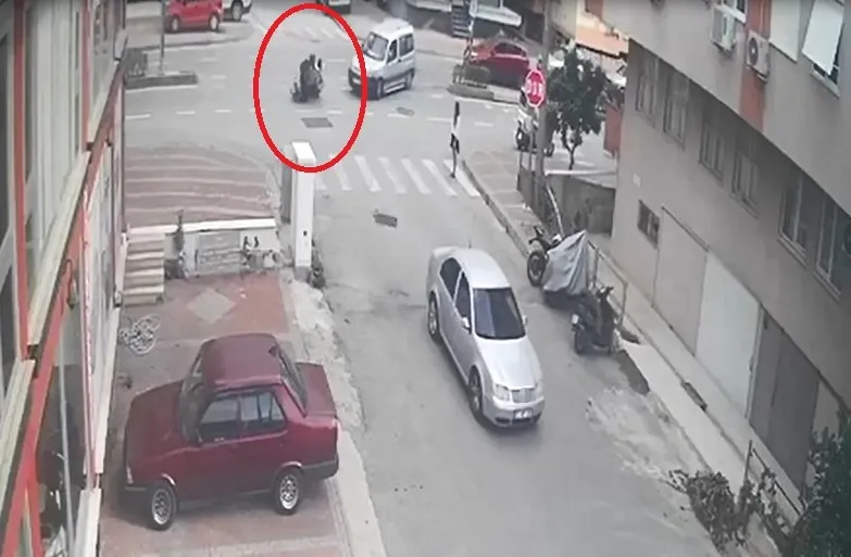 Motosiklet, hafif ticari araca çarpmamak için devrildi: 2 yaralı
