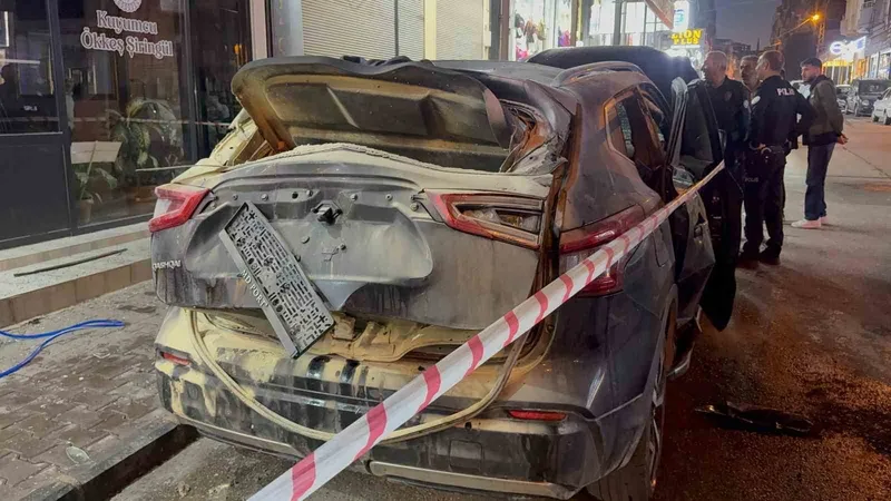 Gaziantep’te park halindeki otomobilde bulunan mutfak tüpü patladı: 1 yaralı
